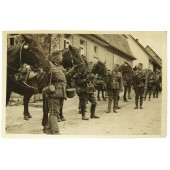 Wehrmachtin ratsuväen sotilaita hevosten kanssa.
